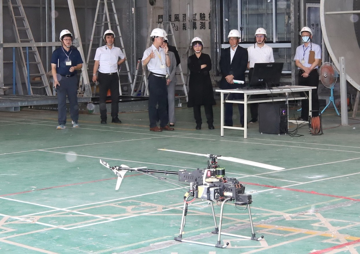 圖2 劉部長視察無人機抗風試驗展示