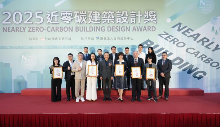 5_2025近零碳建築優選獎-產業組獲獎團隊合影.JPG