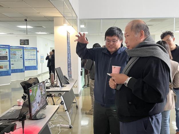 圖4聯盟成員於攤位前與來賓進行技術交流花絮