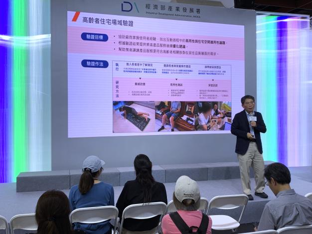 Fig 2 Executive Director Chuin-Shan Chen of the NTU iNSIGHT Center presenting the project’s achievements and key highlights at the special exhibition area of the IDA, MOEA.JPG