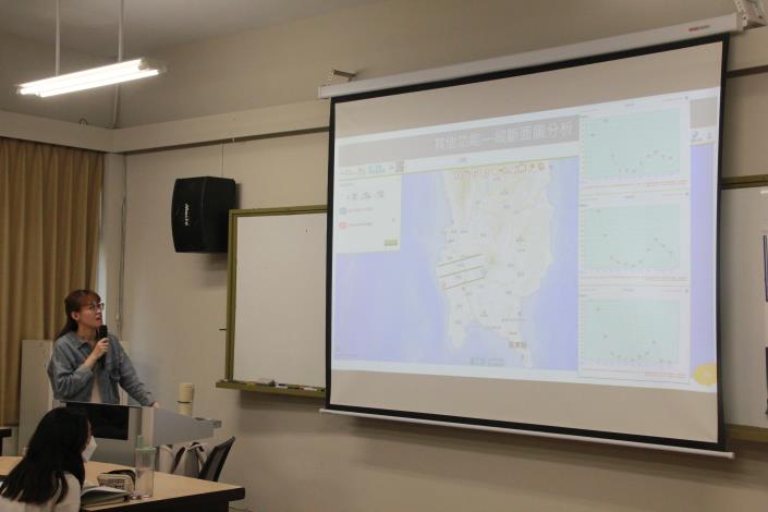 本中心圖資應用推廣科劉技士嘉頴說明國土測繪圖資服務雲應用於高中地理科教學範例