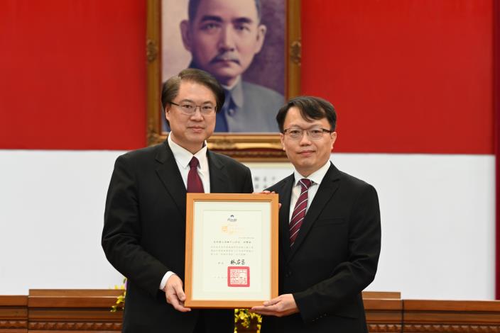 內政部林部長右昌(左)致贈模範公務人員獎狀予本中心游科長豐銘