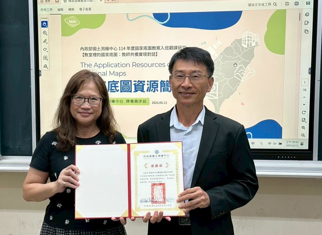 本中心鄭主任彩堂致贈臺南市立大灣高中感謝狀與李校長宜芳合影