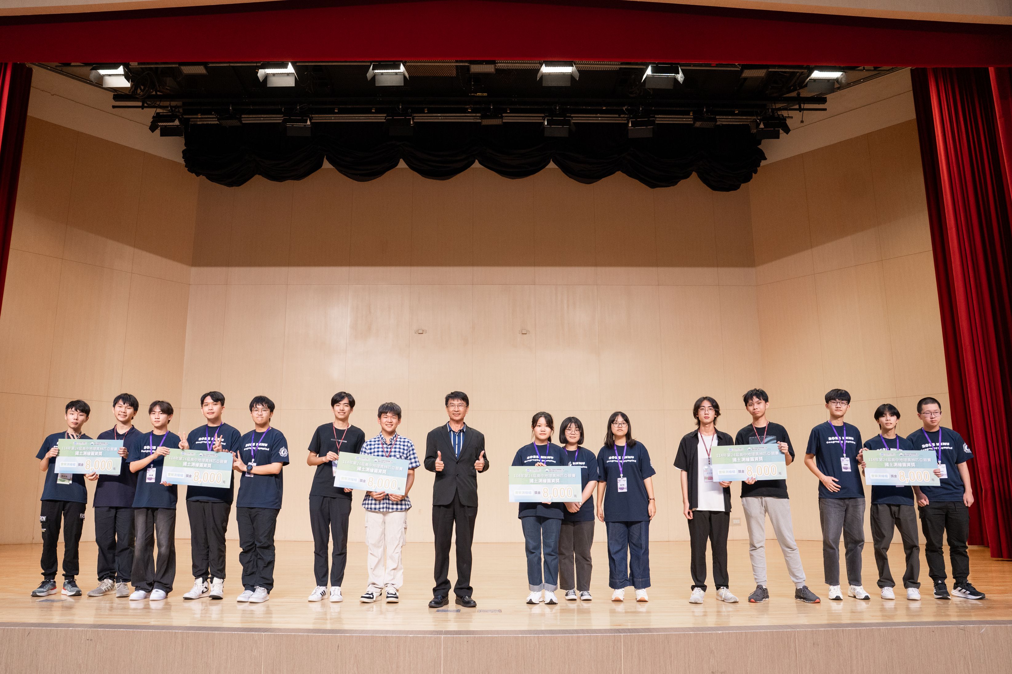 鄭主任彩堂頒發「實察繪圖組_國土測繪圖資獎」