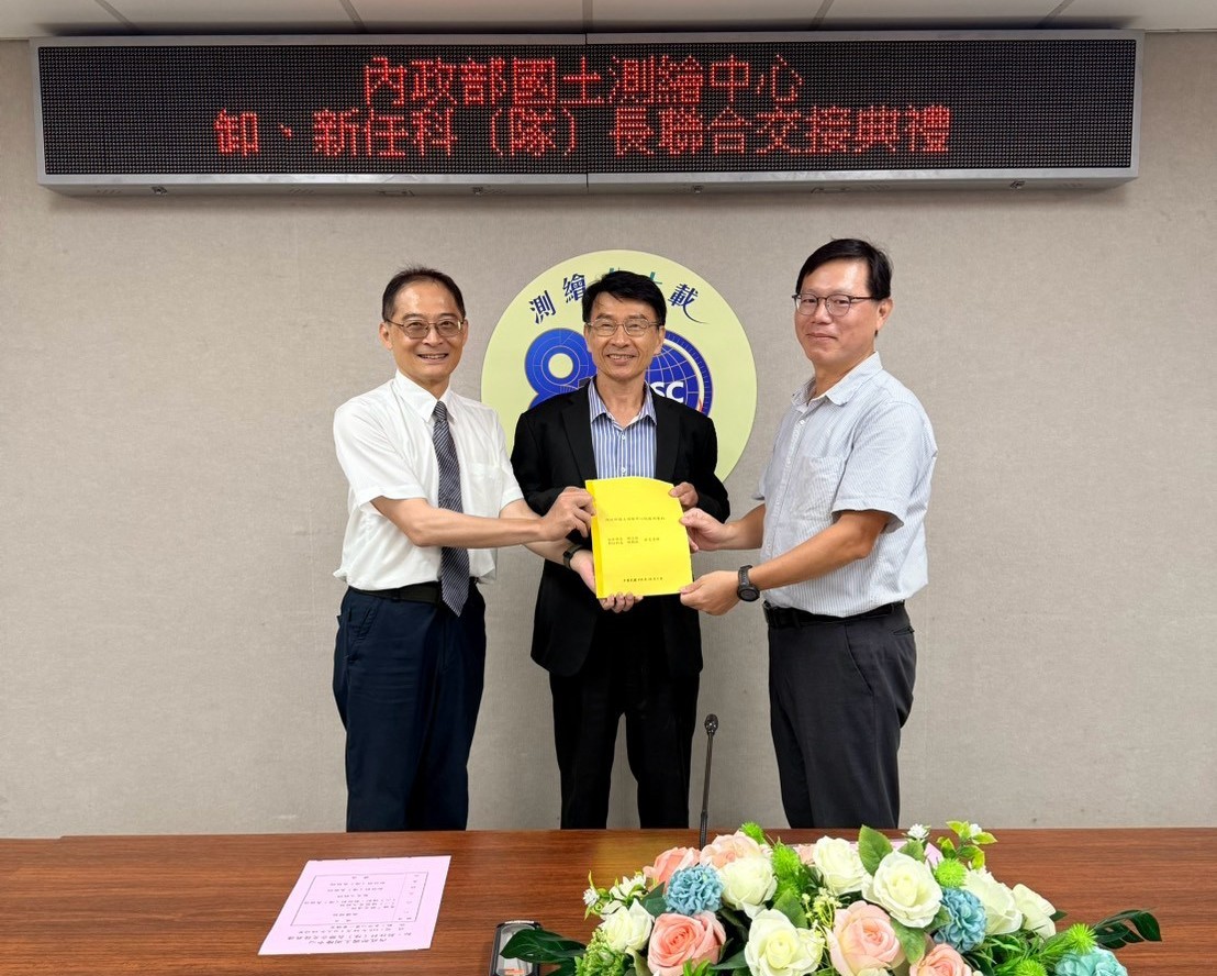 地籍測量科業務移交－卸任科長蔡汶諭(左)、鄭主任彩堂(中)、新任科長陳鶴欽(右)