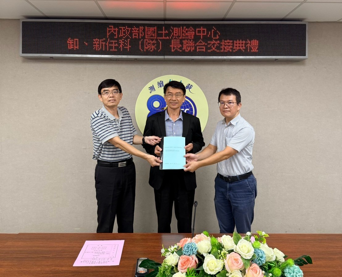 圖資供應管理科業務移交－卸任科長林文亮(左)、鄭主任彩堂(中)、新任科長袁克中(右)