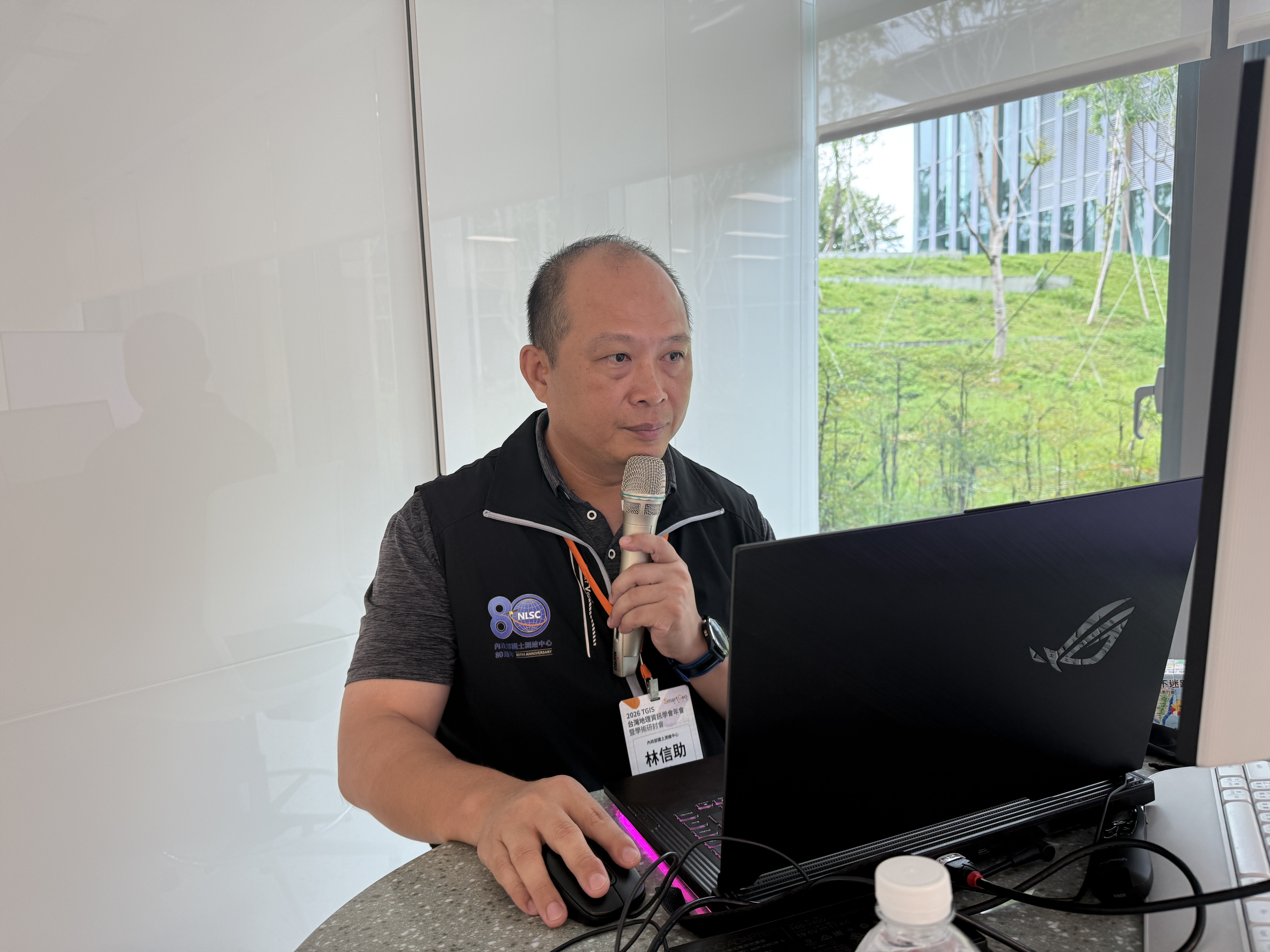本中心林專員信助進行國家底圖資源分享
