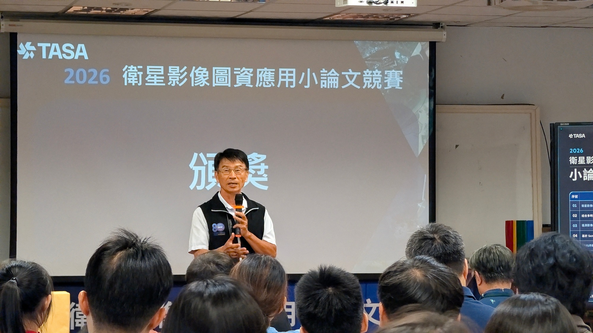 本中心主任鄭彩堂鼓勵學生多使用國家底圖