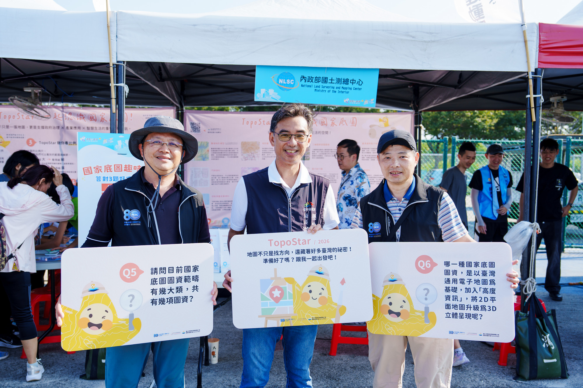 主辦單位游局長志祥(中)與本中心曾副主任耀賢(右)、邱科長明全（左） 於本中心攤位前合照