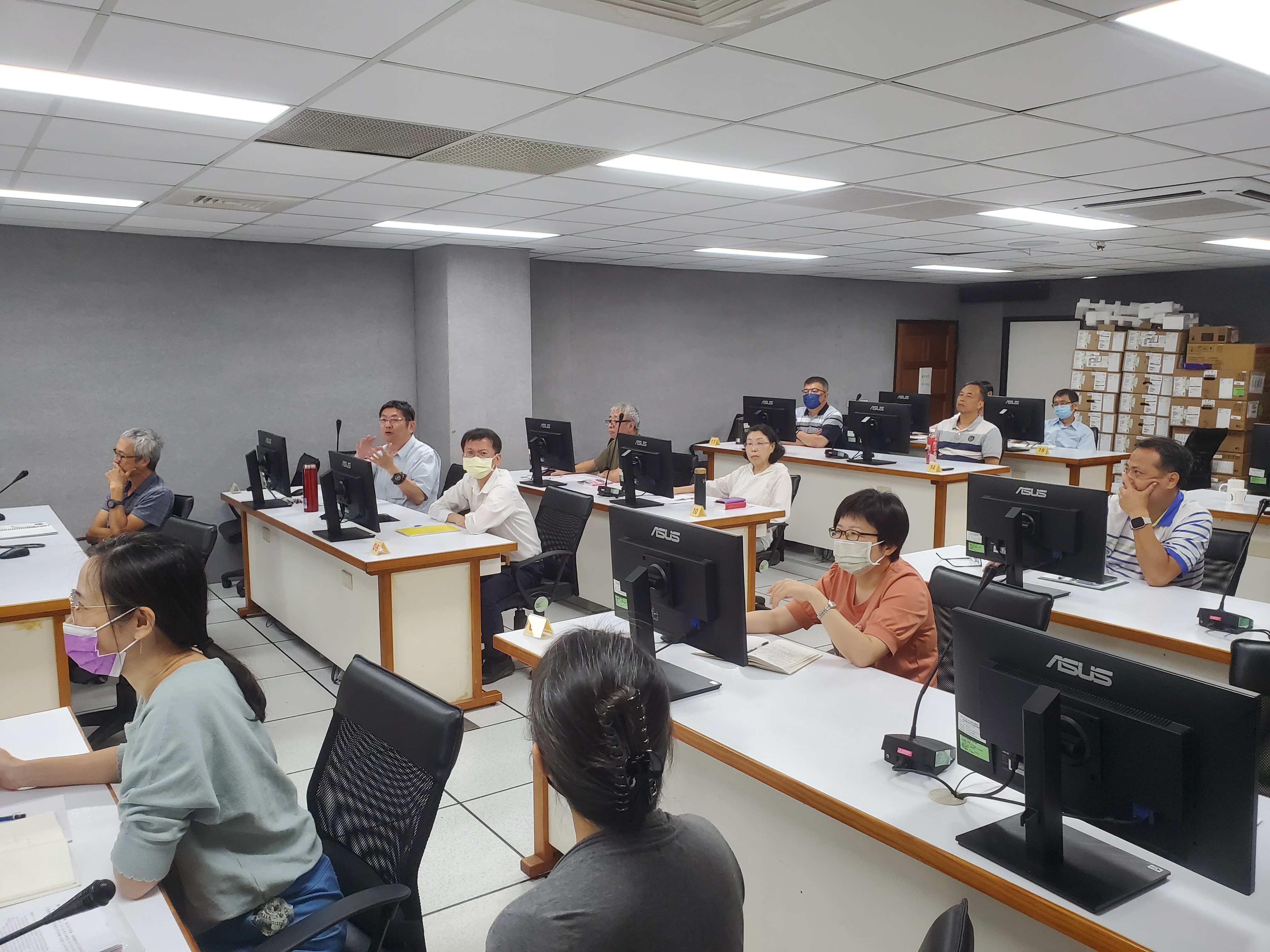 本中心檔案鑑定小組委員與會討論情形
