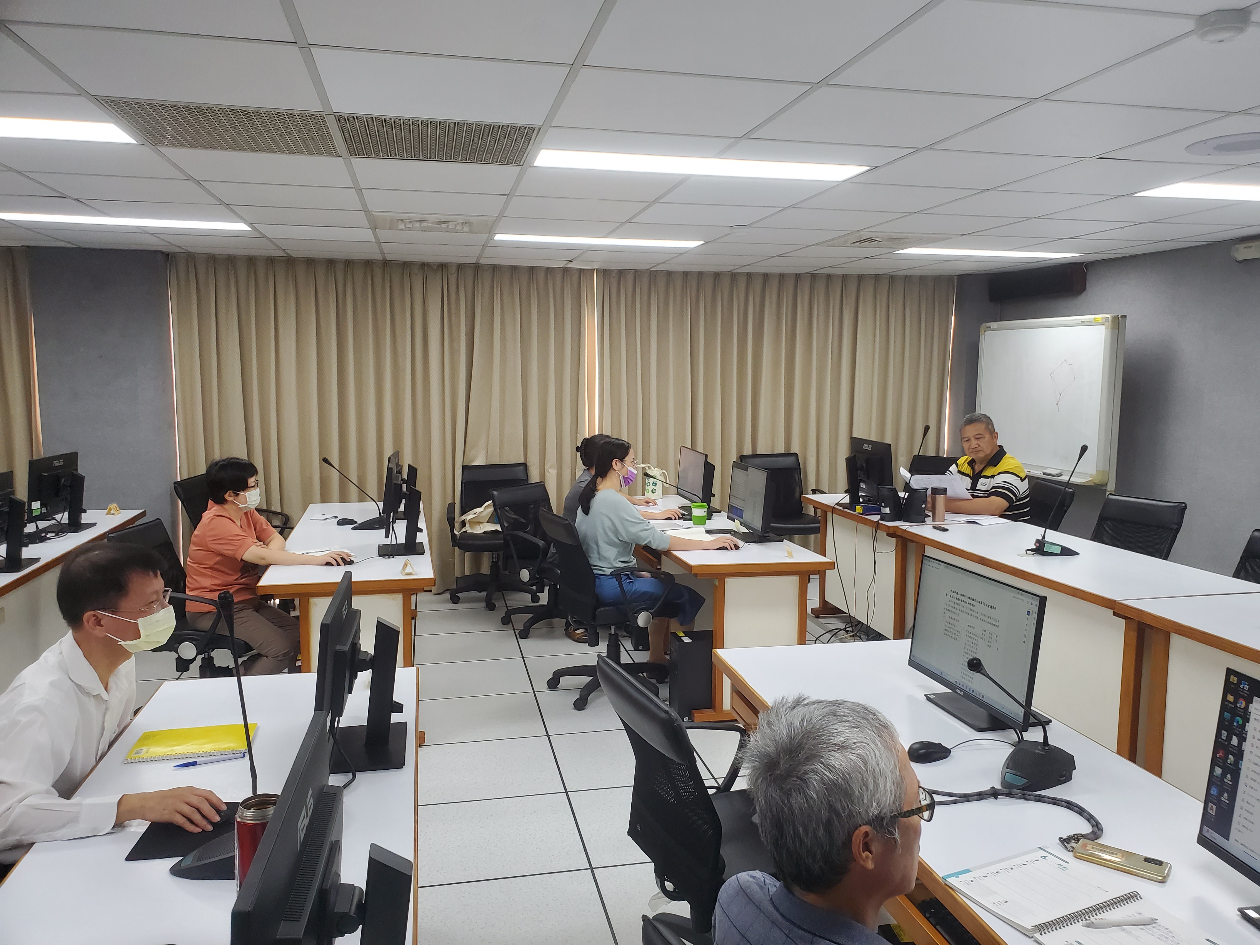 林召集人志清主持本中心檔案鑑定小組第29次會議情形