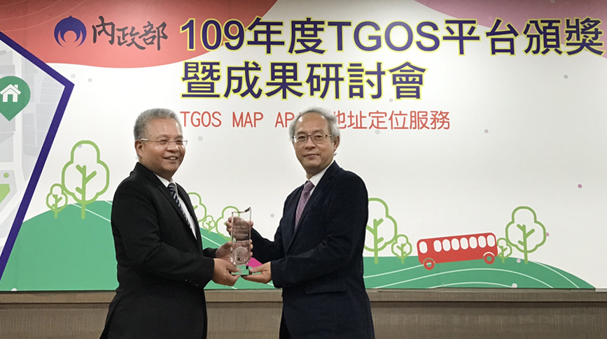 Chief Secretary, awards the medal “TGOS Circulation Service” to Liu Jeng-Lun, the Director of NLSC..jpg