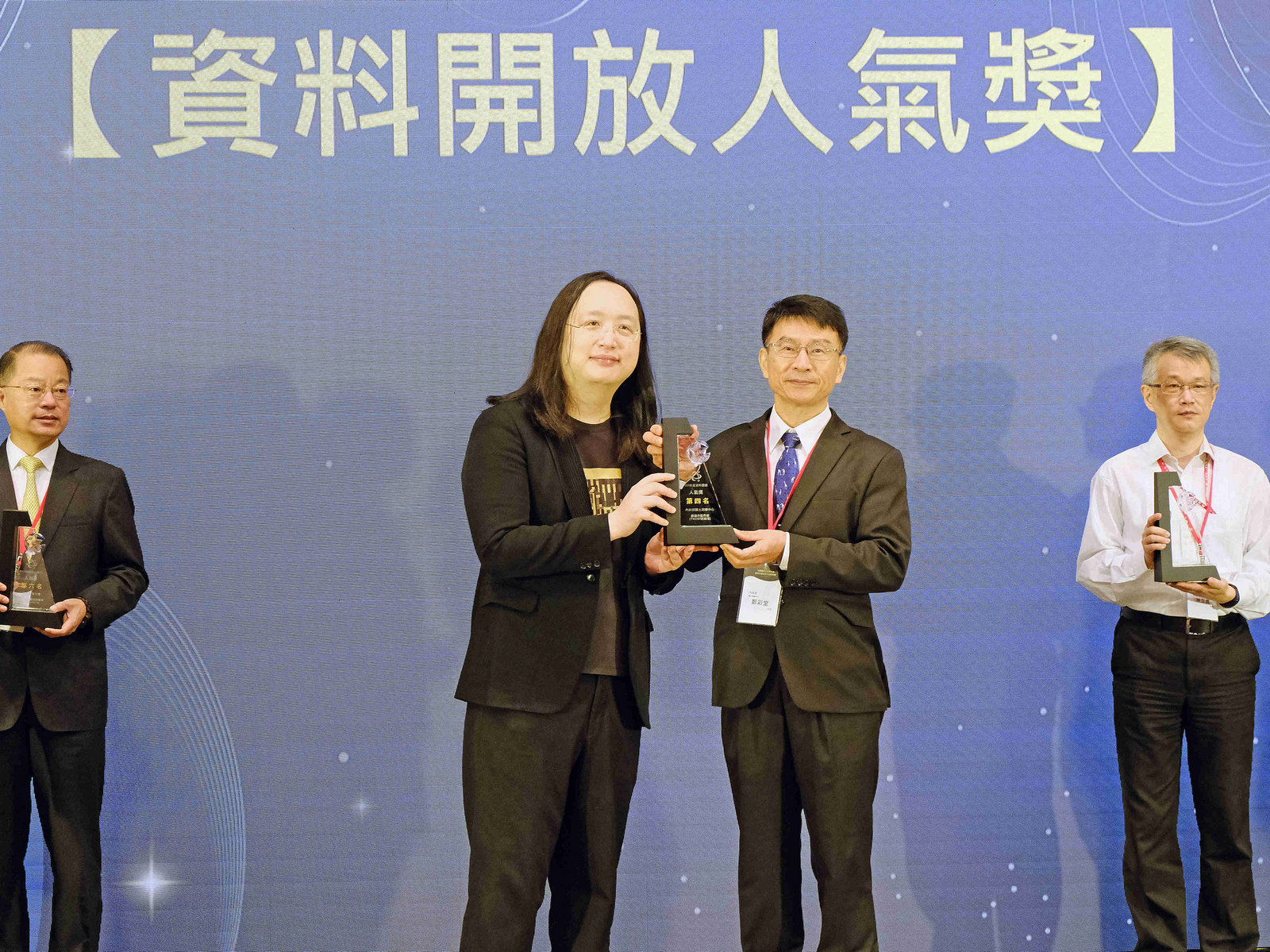 Tang Feng, Minister of Digital Affairs, awarded Cheng Tsai-Tang, the Director of NLSC  “the 4th place in Open Data Popularity Award in 2022”