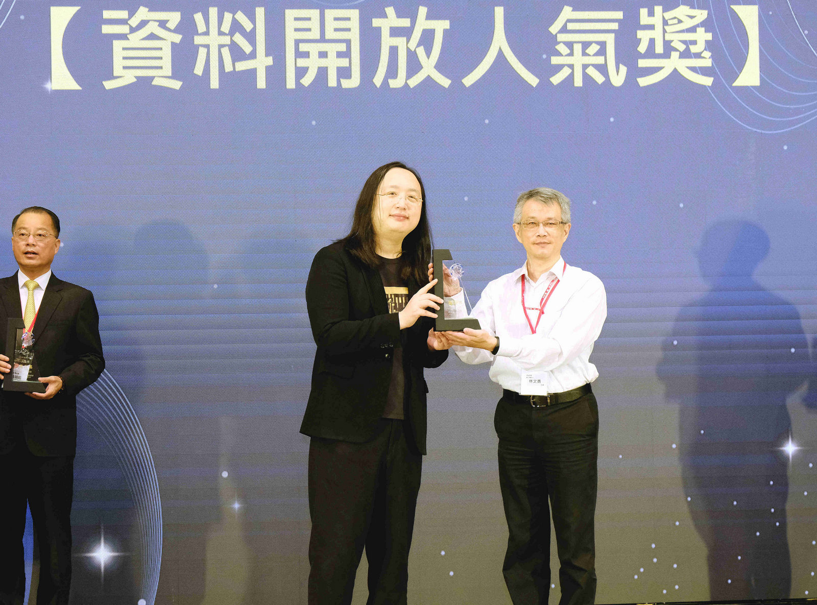 Tang Feng, Minister of Digital Affairs, awarded Lin,Wun-Yong, the Section Chief of NLSC  “the 5th place in Open Data Popularity Award in 2022”