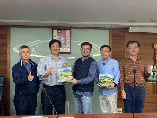 本處蕭處長致贈精美禮品