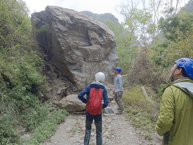 24. 1.6k巨石約5公尺高巨石阻斷道路.JPG