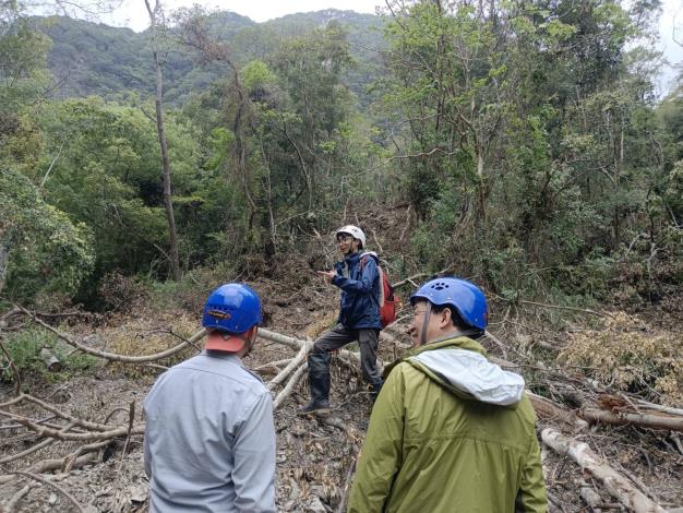 20. 1.5k研判落石從後方牧水社山山頭頂落.JPG