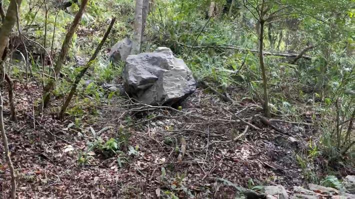 3. 0.4k落石卡在步道旁山壁