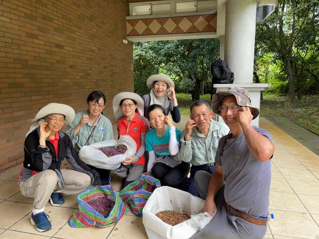 3-解說志工採種後初步整理的原生植物種子_240701_35