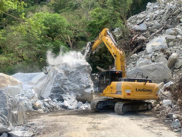 康芮颱風後擊破布洛灣聯絡道路上的巨石__499302424_0
