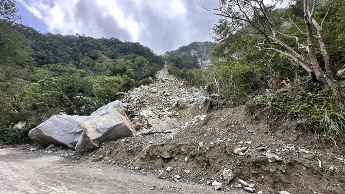 布洛灣聯絡道路受連續談風影響嚴重崩塌_3971_0