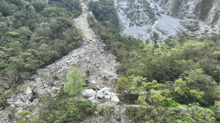 布洛灣聯外道路坍方