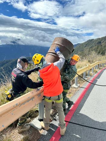 01-清運公路下方的鐵桶