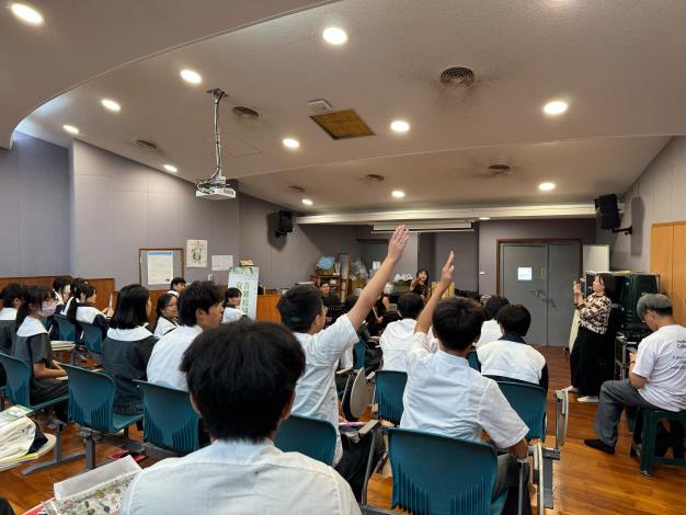 樂興之時管絃樂團音樂家到慈濟附中與學子交流，互動熱烈