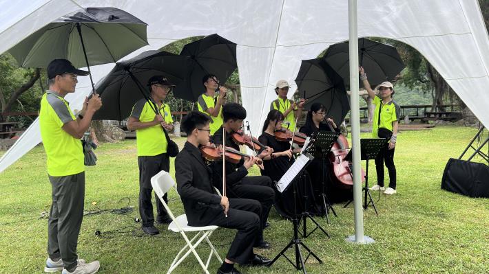 慈濟附中弦樂四重奏-志工為演出者撐傘擋雨-1