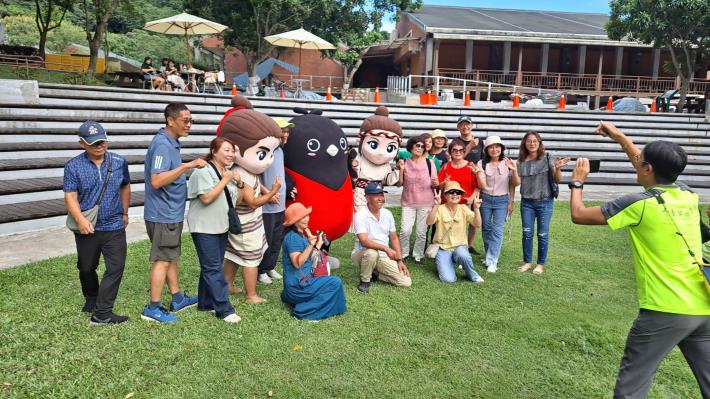 觀眾和吉祥人物合影