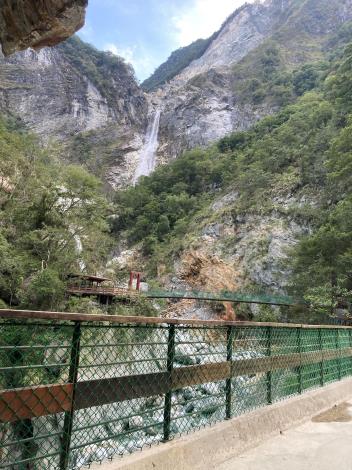 Adding a protective net to the guardrail of the cement slab bridge (photo from Taroko N. P. HQ)