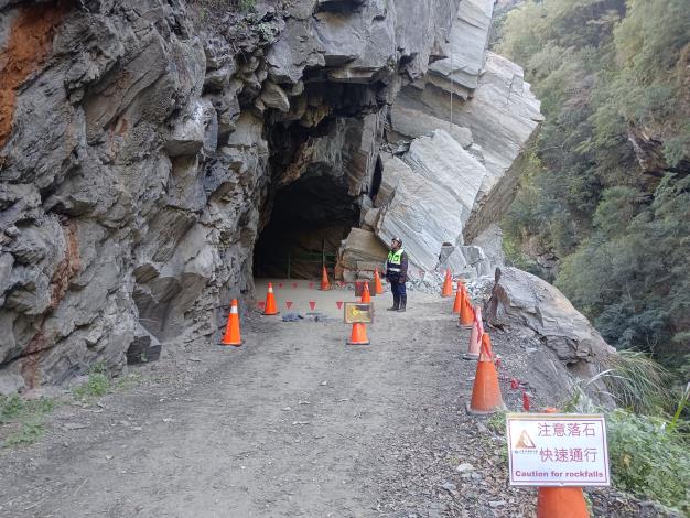 When passing through the 4th tunnel, it is recommended to wear a safety helmet to pass quickly