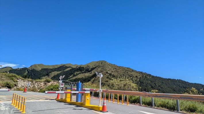 Entrance and Exit of Xiaofengkou Paid Parking Lot at Hehuan Mountain 1- Photo from Taroko NP HQ