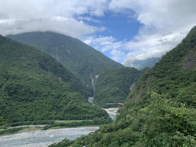 2.Overlook the winding Liwu River gorge from the Dakalun Trail
