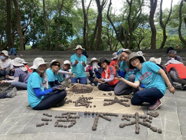 シードボールの作成による崩壊地の回復作業