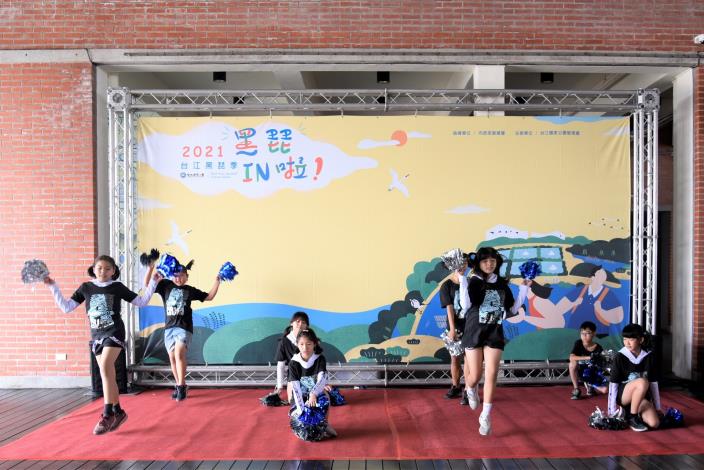 Sangu Elementary School - Dance performance