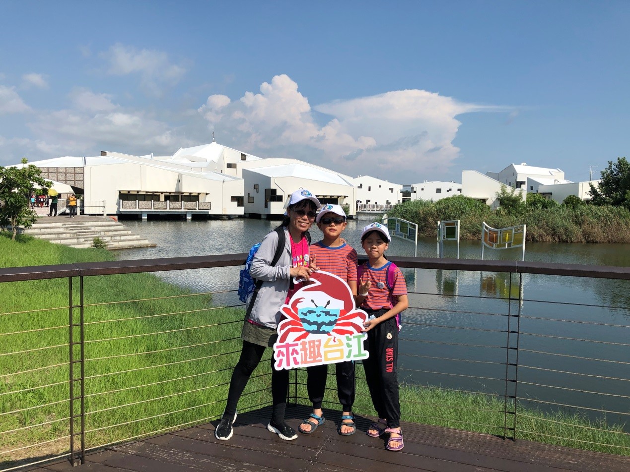 解說專車行程帶領遊客參觀台江國家公園遊客中心