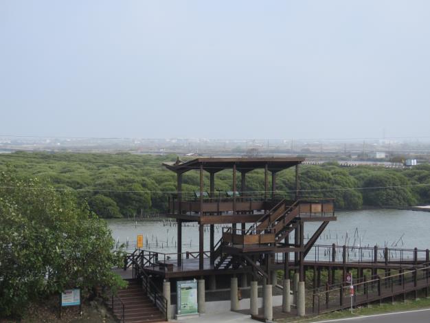 兩層樓高塔觀景臺是觀賞潟湖河口自然景色最佳地點