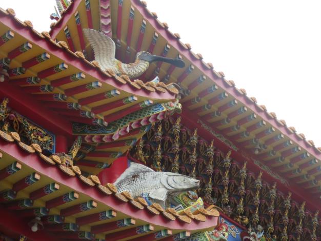 龍山宮前牌坊將在地特色黑面琵鷺、虱目魚作為寺廟標誌