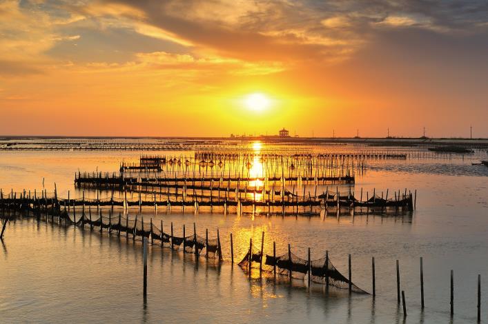 夕陽下的七股潟湖美景