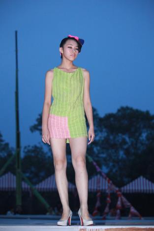 2013泰雅服裝秀-單位女士著綠色裙子走秀