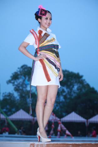 2013泰雅服裝秀-單位女士著泰雅圖騰服飾