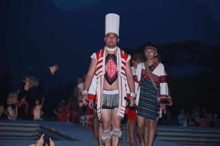 2013泰雅服裝秀-男士著泰雅傳統服飾群體走秀