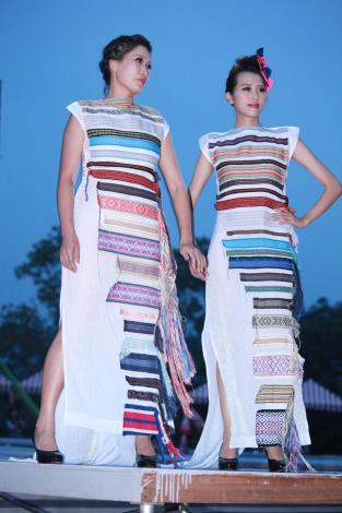 2013泰雅服裝秀-兩位女士著泰雅圖騰服飾