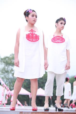 2013泰雅服裝秀-兩位女士著白衣服飾走秀