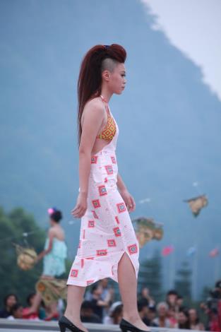 2013泰雅服裝秀-單位成人女士的走秀側面照片