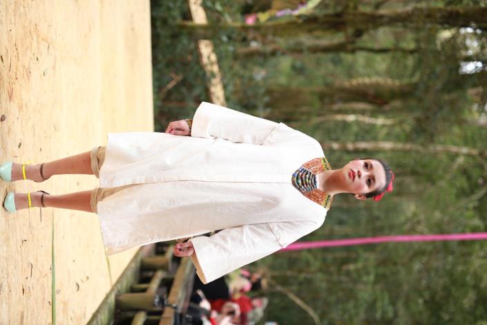 2014泰雅服裝秀-單位著白衣配戴傳統項鍊女士走秀