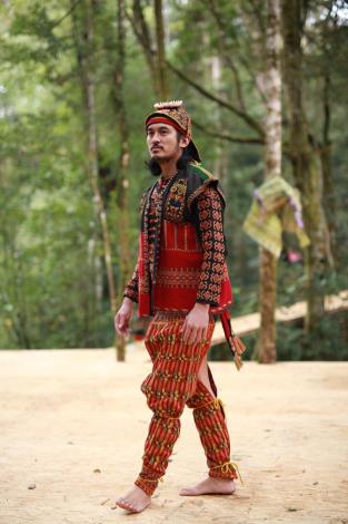 2014泰雅服裝秀-單位男士著泰雅傳統服飾走秀