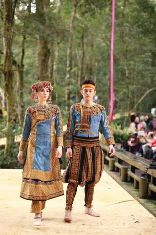 2014泰雅服裝秀-兩位男女著泰雅傳統服飾走秀