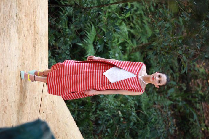 2014泰雅服裝秀-單位女子著紅白條紋服飾
